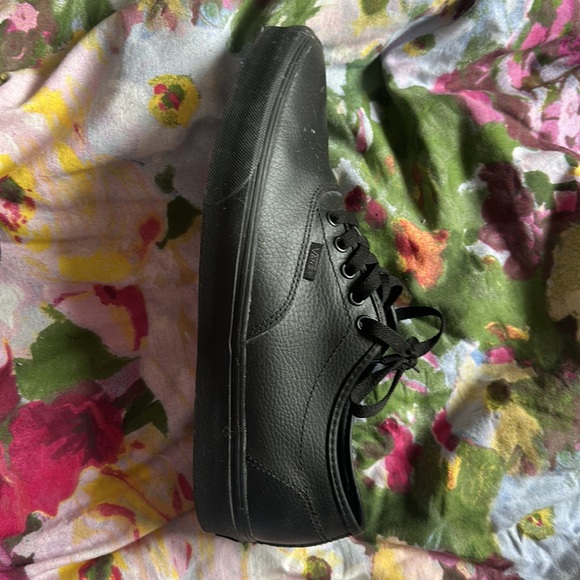 Vans Men’s Black Leather Authentic Skateboard Shoes Streatwear-Like New - Picture 2 of 4